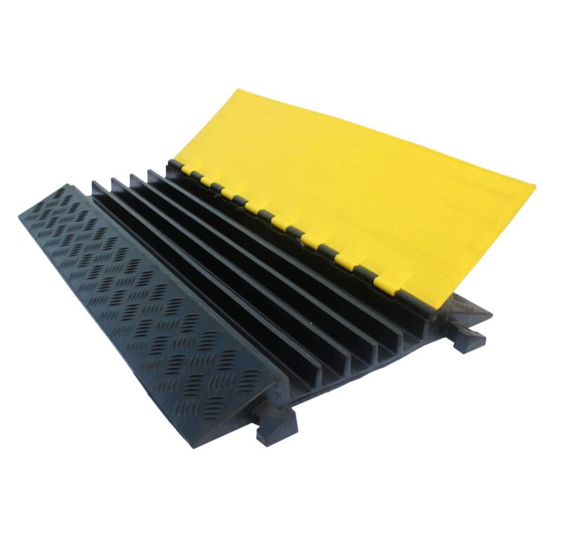 Protector de cables de 3 canales – Equipos de Protección Protector de cables de 3 canales amarillo y negro para tránsito peatonal y vehicular.